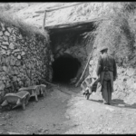 Minero en la boca de la mina de Leorza. E.Guinea. Archivo Municipal de Vitoria-Gasteiz