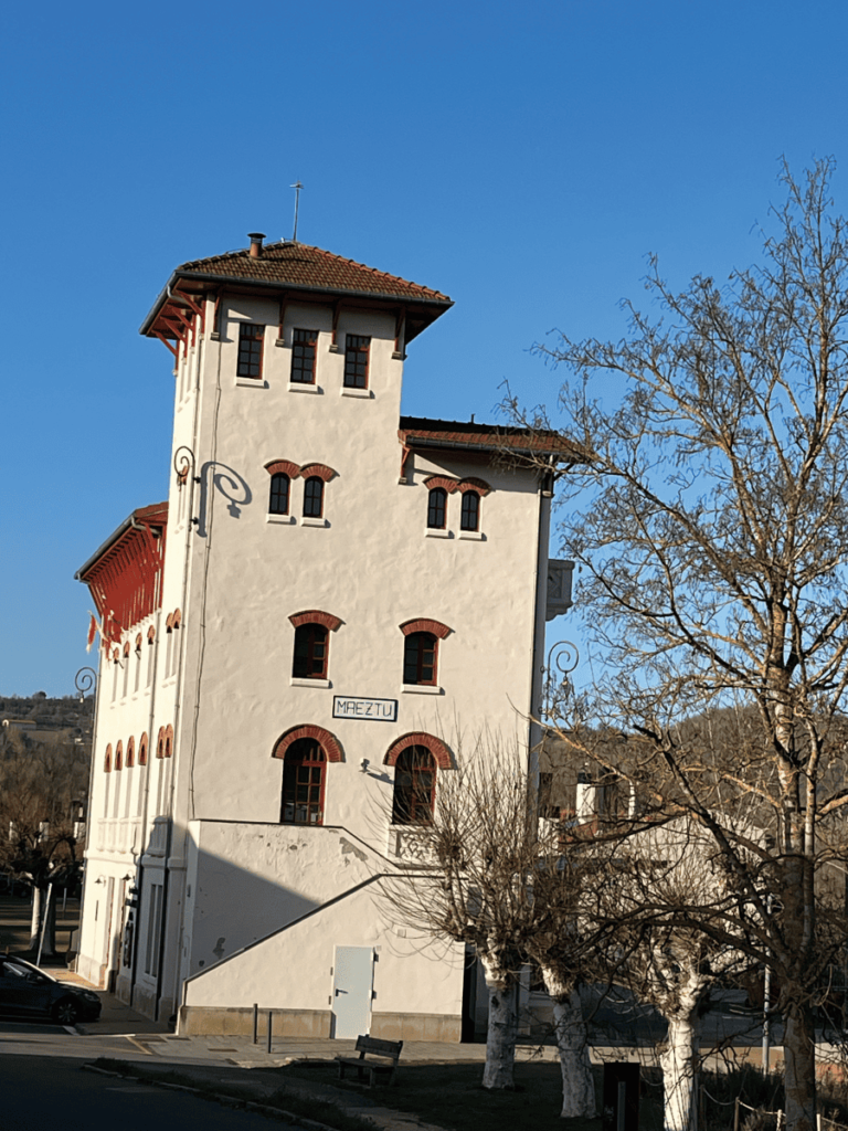 Pueblos de Álava, de abuelas a nietas y nietos. Maeztu