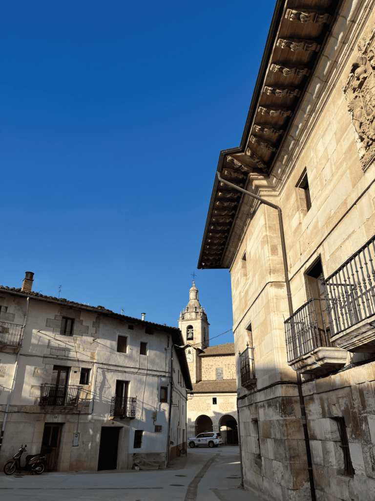 Pueblos de Álava, de abuelas a nietas y nietos. Maeztu