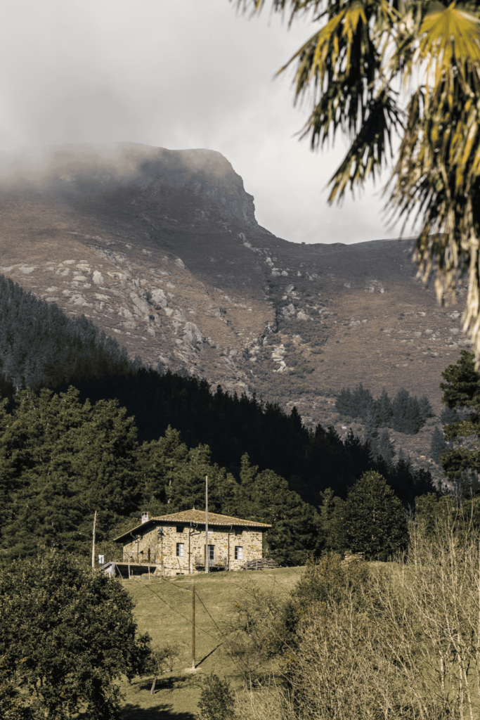 Pueblos de Álava, de abuelas a nietas y nietos. Okondo