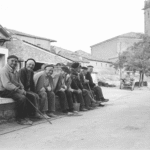 Ancianos en la Fuente Vieja de Oyón, 1964. 
Photo-Araba