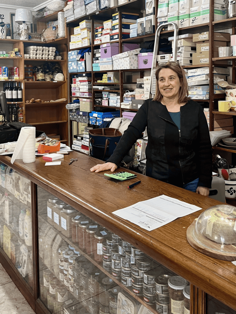 Regina, la hija de Luci, regenta hoy la tienda.